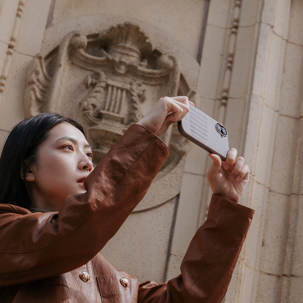 惜福品 - iPhone 16 Plus - Herring 磁吸壓紋皮革手機殼 - 礫石灰