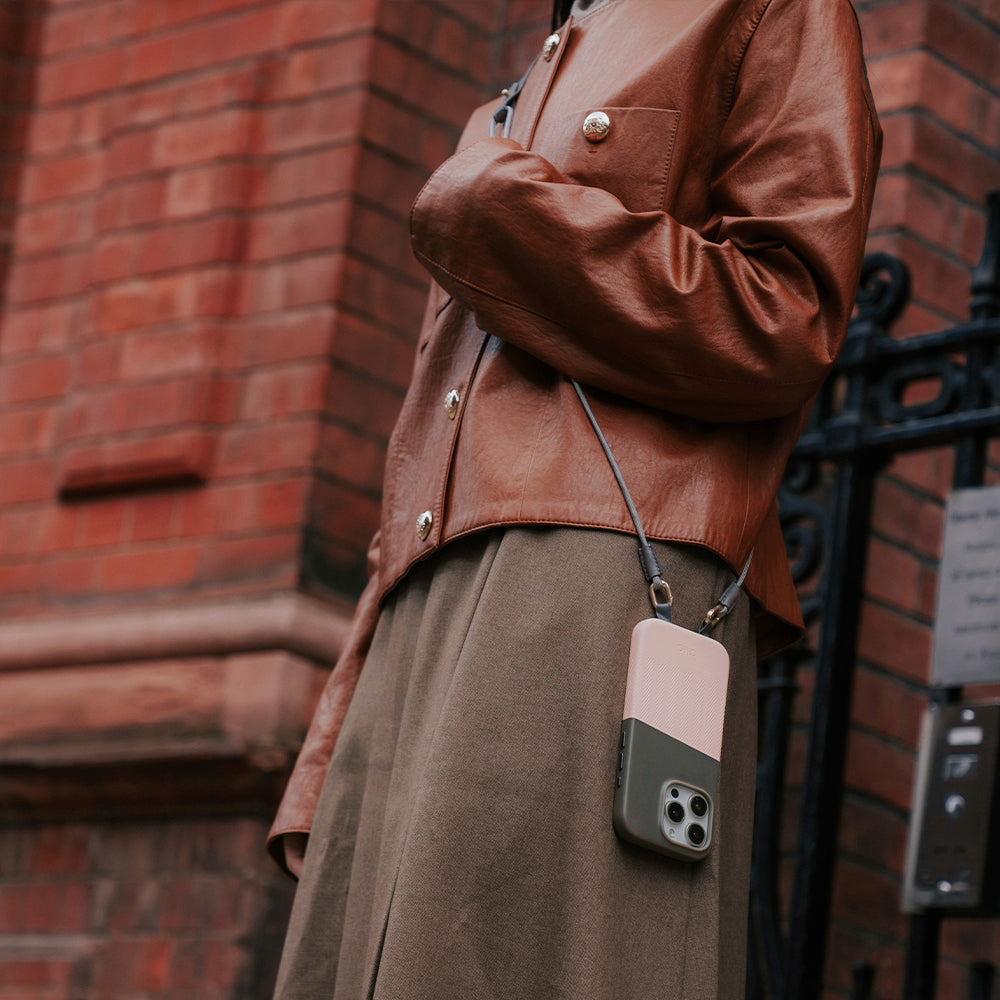 惜福品 - iPhone 16 Pro Max - Herring 磁吸壓紋皮革手機殼 - 礫石灰/迷霧粉