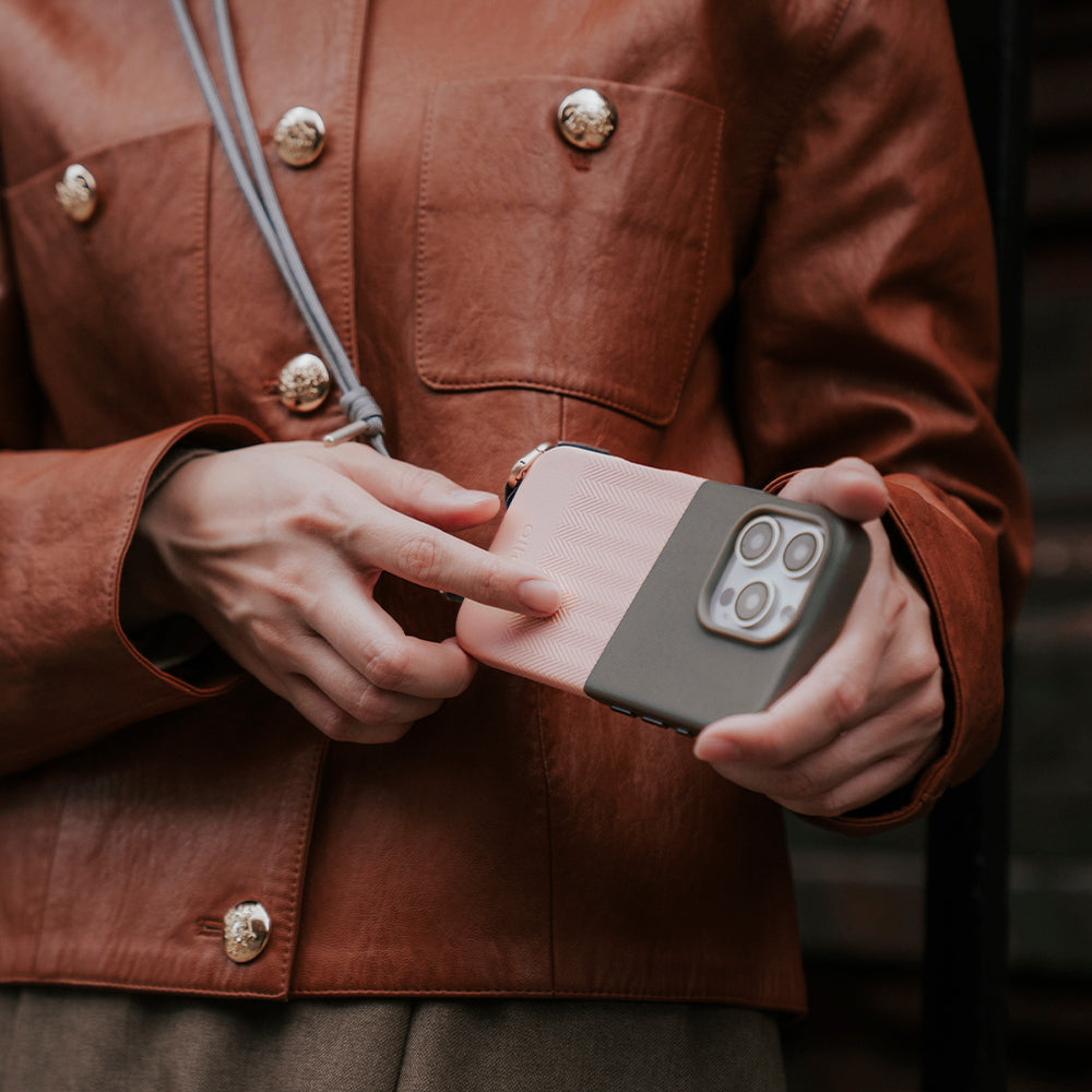 iPhone 16 Pro - Herring 磁吸壓紋皮革手機殼 - 礫石灰/迷霧粉