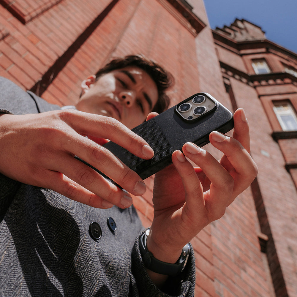 iPhone 16 Pro - Herring 磁吸壓紋皮革手機殼 - 渡鴉黑