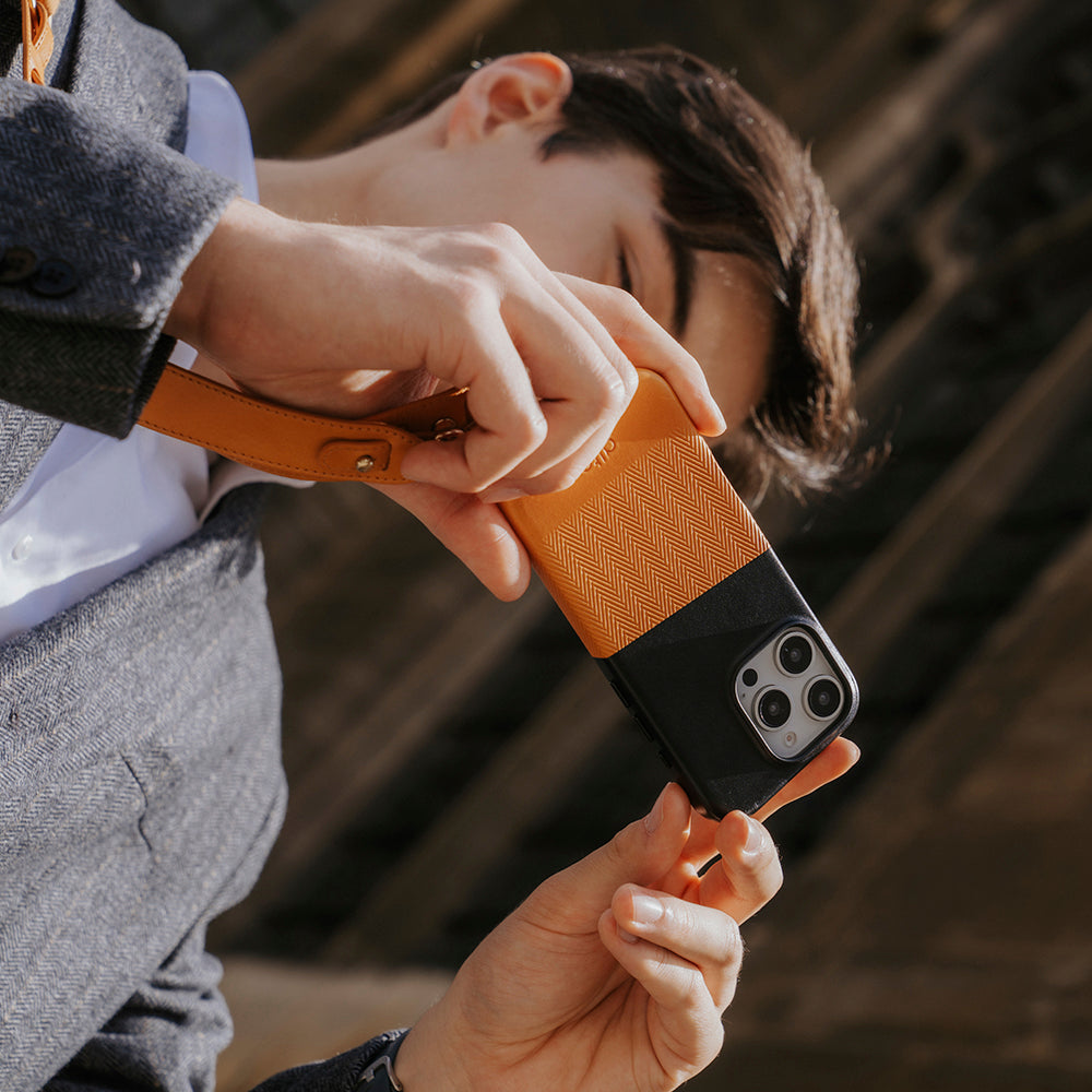 惜福品 - iPhone 16 Pro Max - Herring 磁吸壓紋皮革手機殼 - 渡鴉黑/焦糖棕