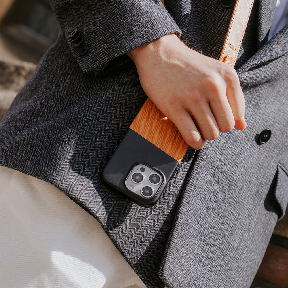 iPhone 16 Pro - Herring 磁吸壓紋皮革手機殼 - 渡鴉黑/焦糖棕