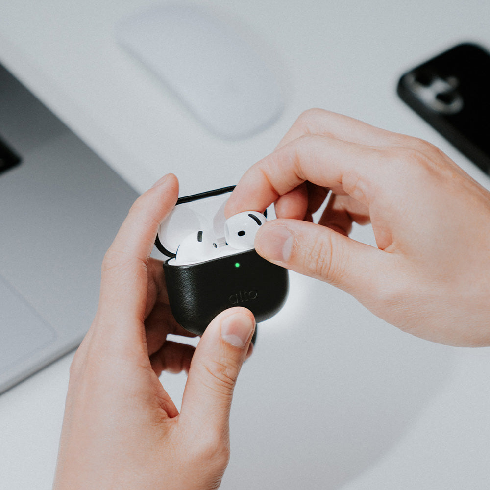 AirPods 4 皮革保護套 - 渡鴉黑