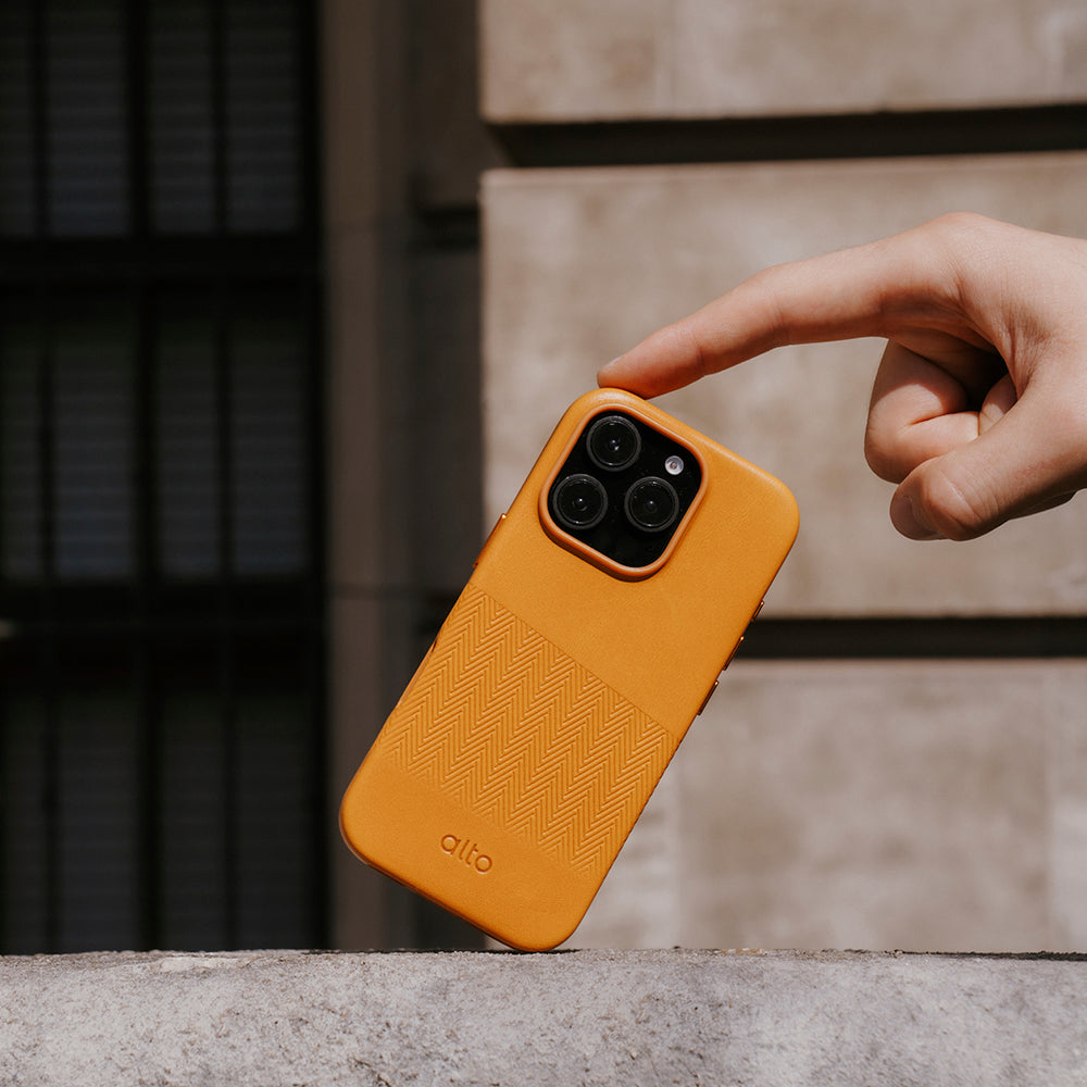 惜福品 - iPhone 16 Pro - Herring 磁吸壓紋皮革手機殼 - 焦糖棕