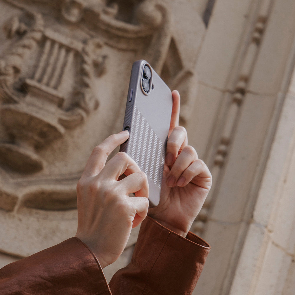 惜福品 - iPhone 16 Plus - Herring 磁吸壓紋皮革手機殼 - 礫石灰