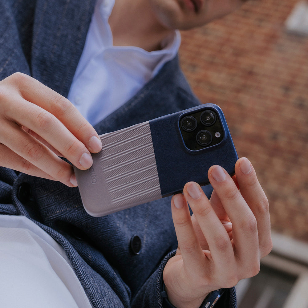 惜福品 - iPhone 16 Pro Max - Herring 磁吸壓紋皮革手機殼 - 海軍藍/礫石灰