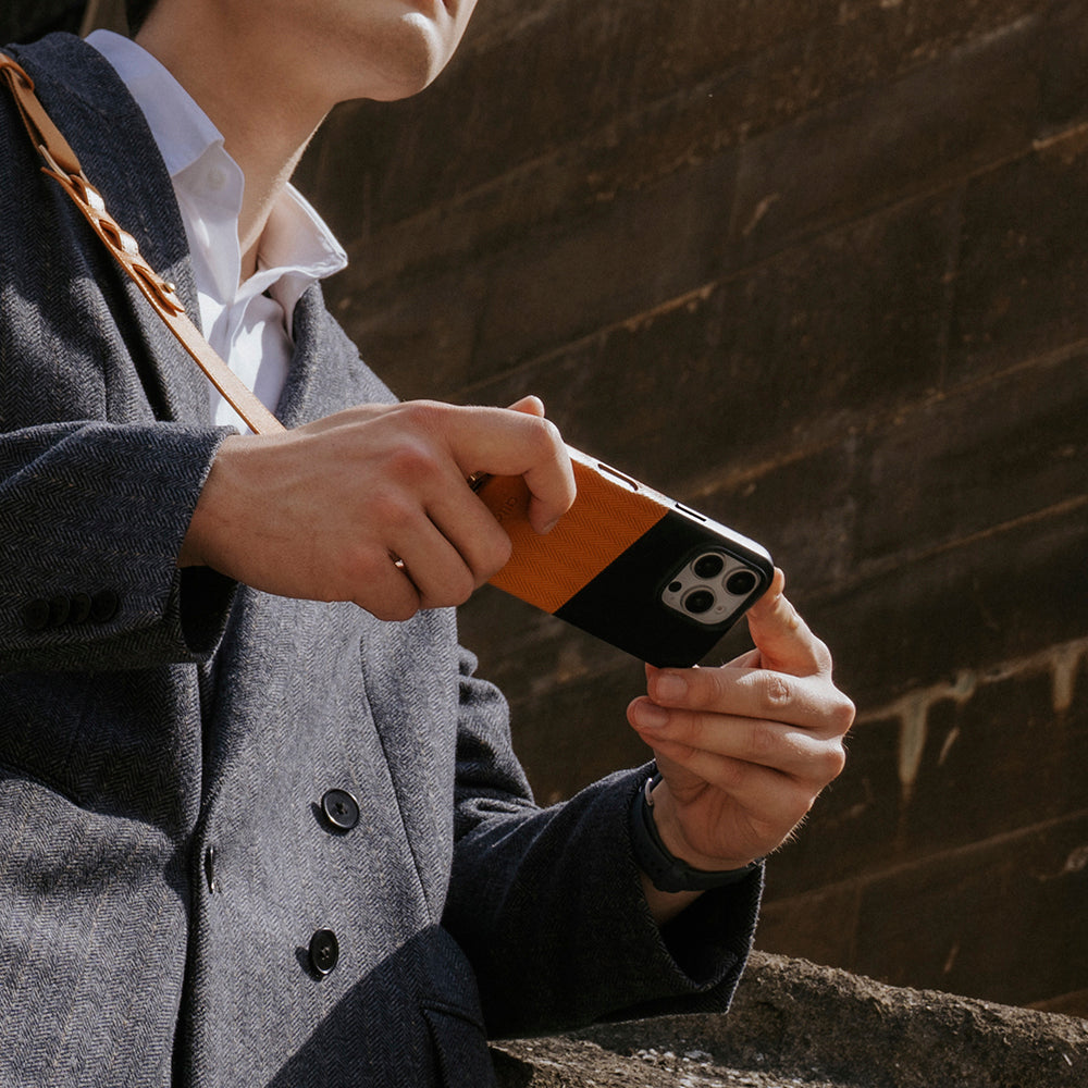 惜福品 - iPhone 16 Pro Max - Herring 磁吸壓紋皮革手機殼 - 渡鴉黑/焦糖棕